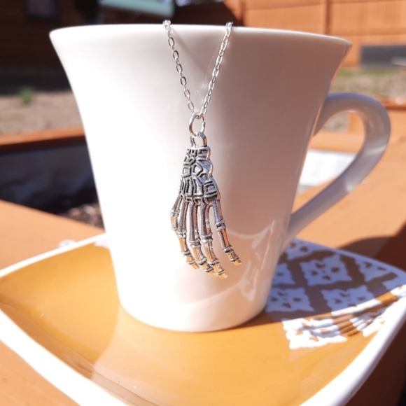 East Closet Jewelry - Halloween Skeleton Hand Necklace